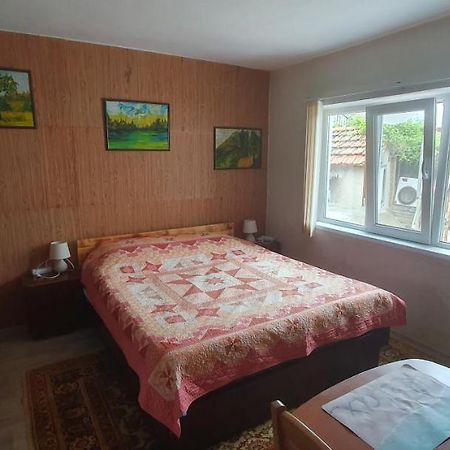 Стая За Гости "Ирина" Balchik Exterior photo